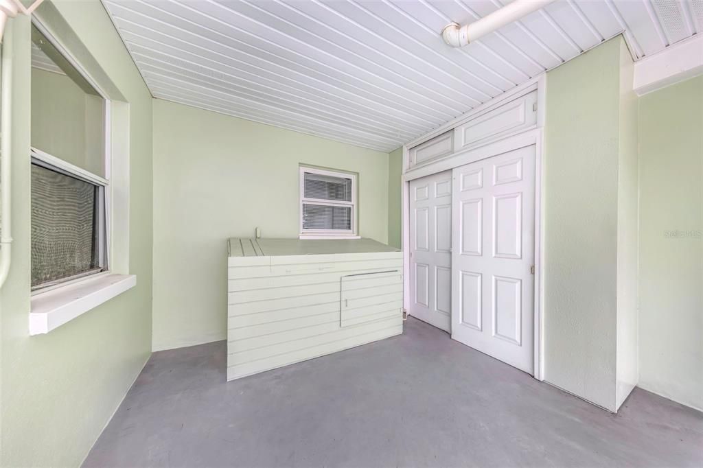 For Sale: $149,000 (2 beds, 1 baths, 931 Square Feet)