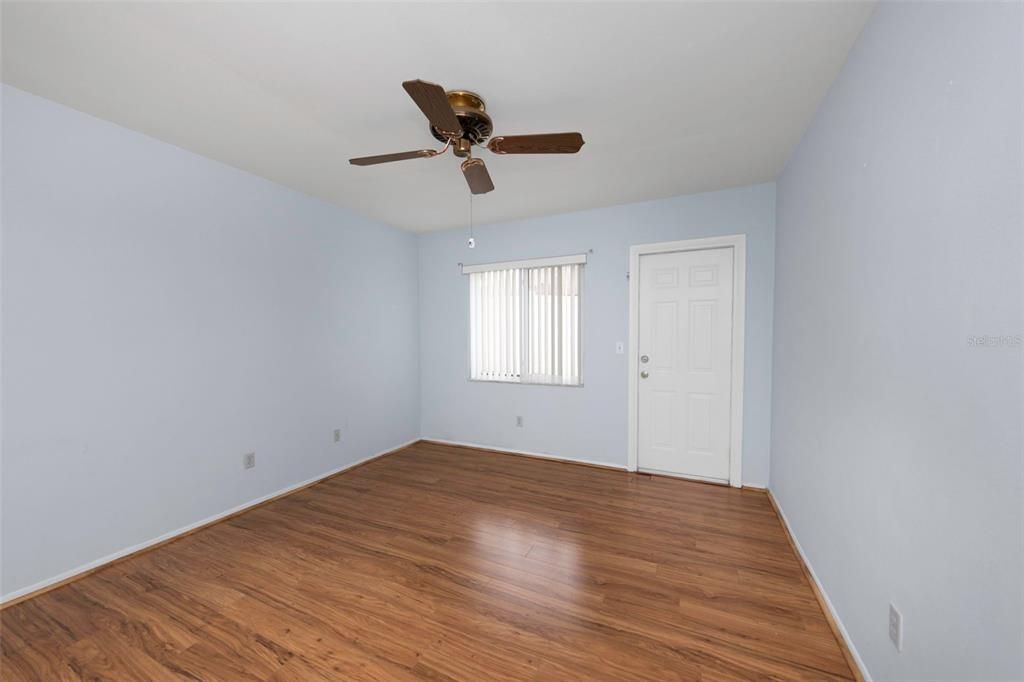For Sale: $149,000 (2 beds, 1 baths, 931 Square Feet)