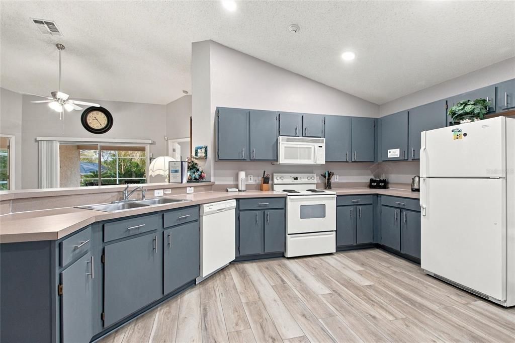 For Sale: $359,900 (4 beds, 3 baths, 1679 Square Feet)