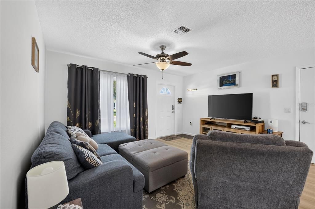 For Sale: $260,000 (3 beds, 2 baths, 1311 Square Feet)