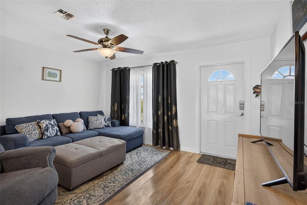 For Sale: $260,000 (3 beds, 2 baths, 1311 Square Feet)