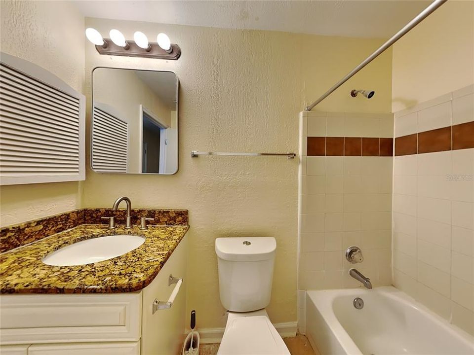 На продажу: $159,999 (2 спален, 2 ванн, 991 Квадратных фут)