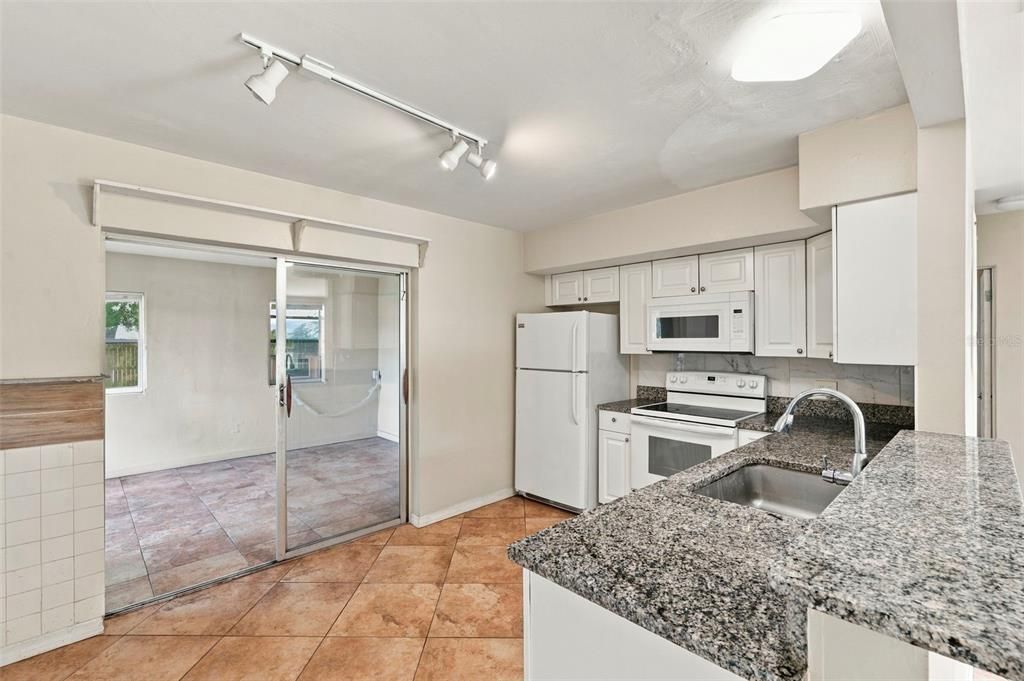 For Sale: $159,900 (2 beds, 1 baths, 992 Square Feet)