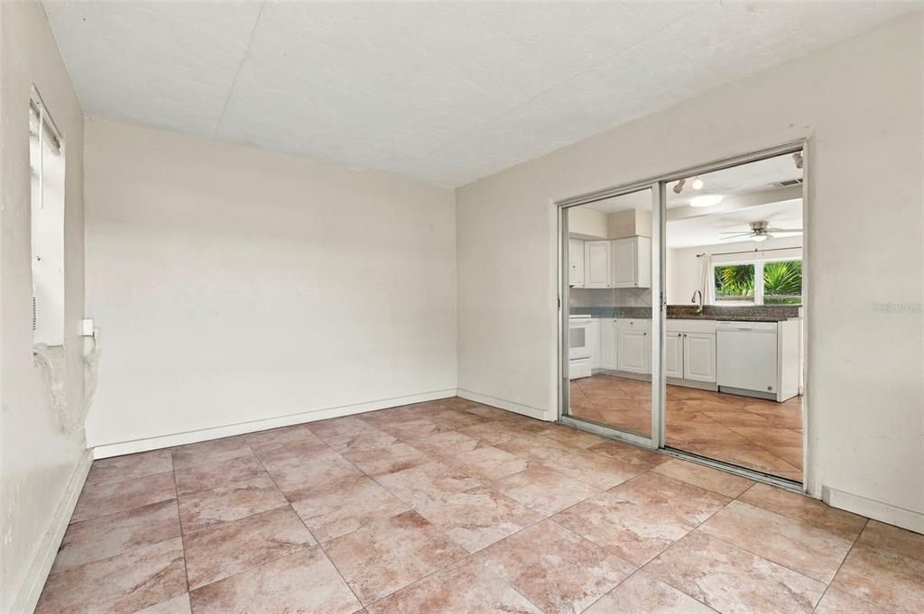 For Sale: $159,900 (2 beds, 1 baths, 992 Square Feet)