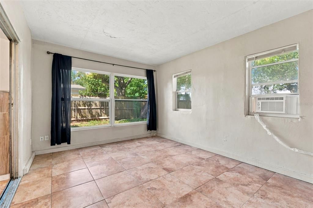 For Sale: $159,900 (2 beds, 1 baths, 992 Square Feet)
