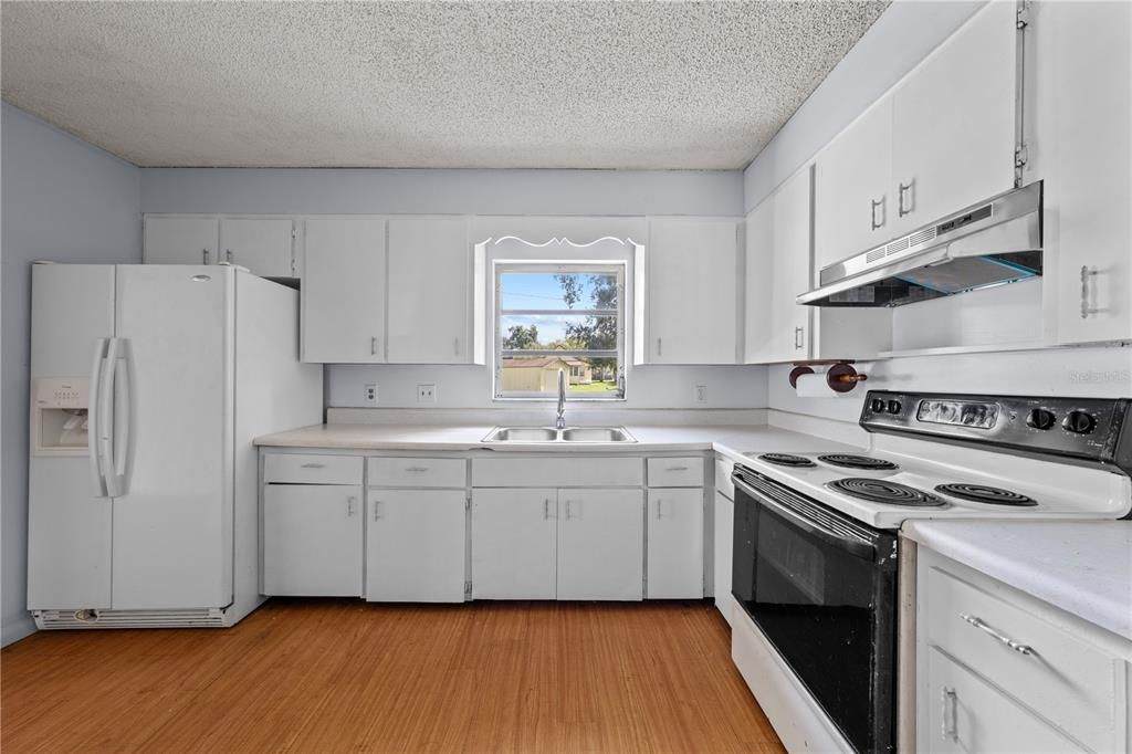 For Sale: $278,000 (2 beds, 2 baths, 1033 Square Feet)
