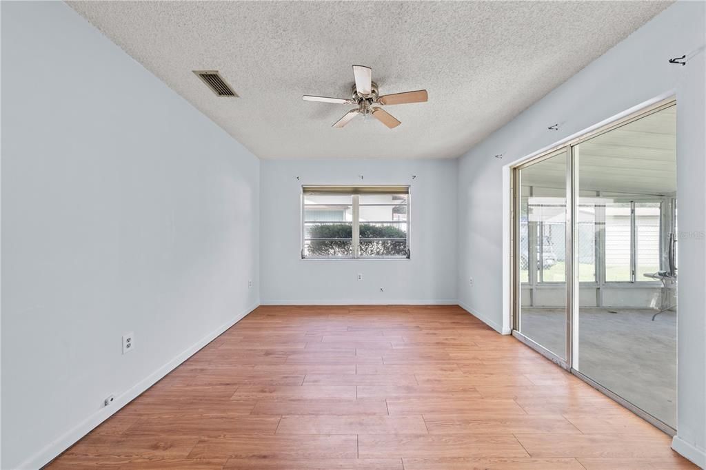 For Sale: $278,000 (2 beds, 2 baths, 1033 Square Feet)