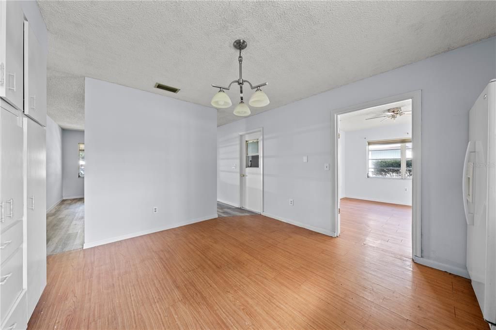 For Sale: $278,000 (2 beds, 2 baths, 1033 Square Feet)