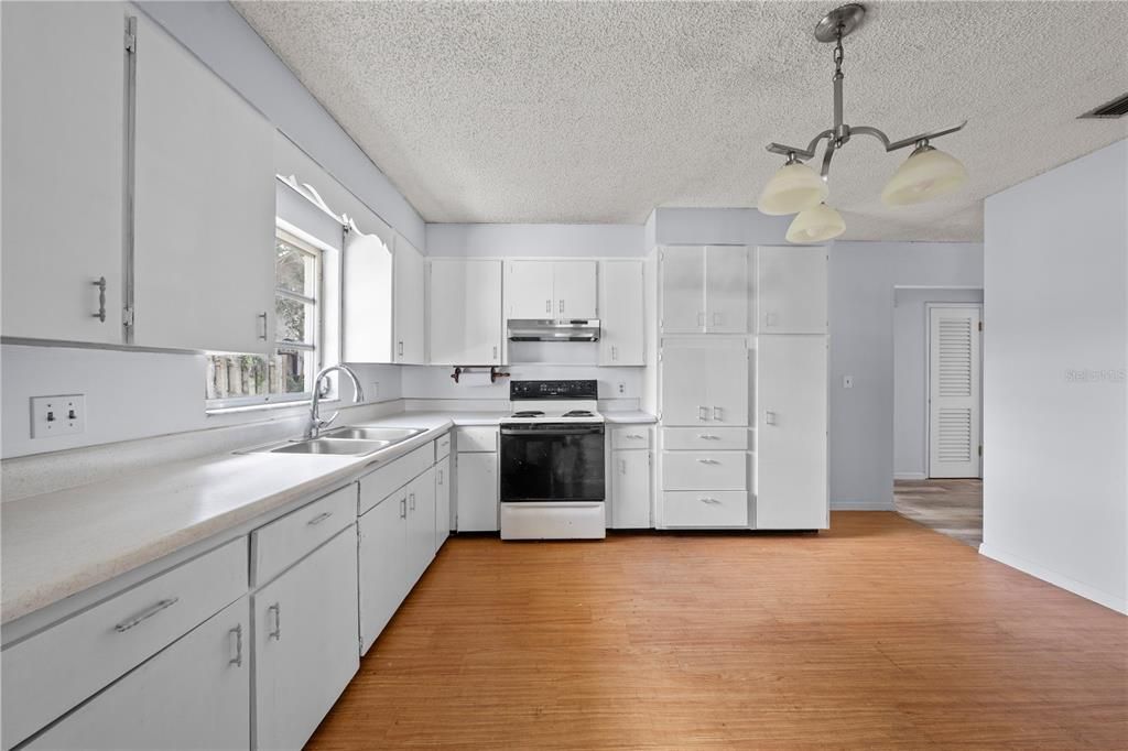 For Sale: $278,000 (2 beds, 2 baths, 1033 Square Feet)