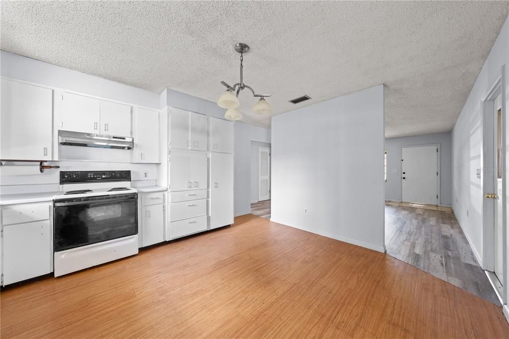 For Sale: $278,000 (2 beds, 2 baths, 1033 Square Feet)