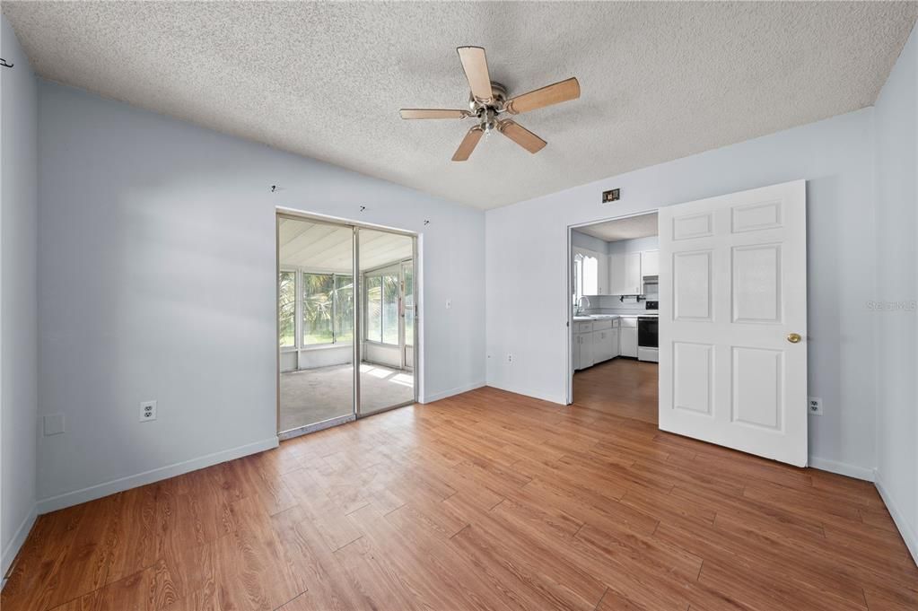 For Sale: $278,000 (2 beds, 2 baths, 1033 Square Feet)