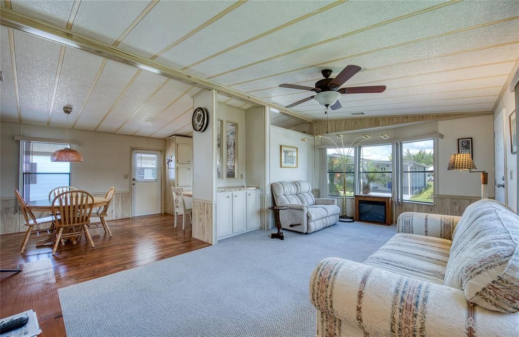 For Sale: $179,000 (2 beds, 2 baths, 1032 Square Feet)