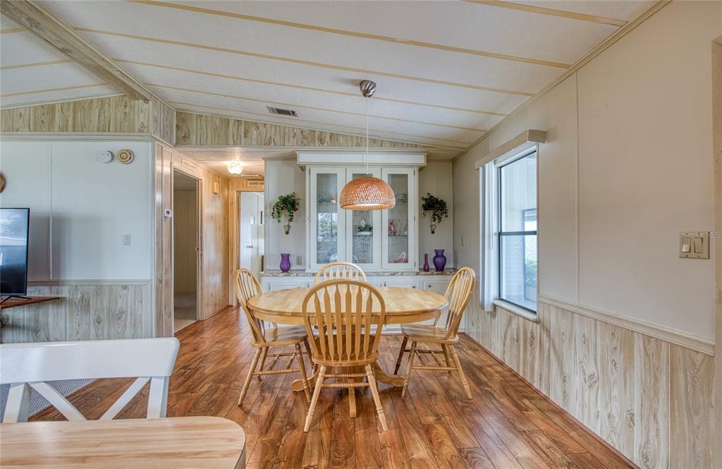 For Sale: $179,000 (2 beds, 2 baths, 1032 Square Feet)