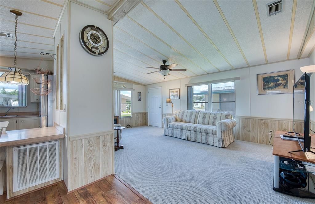 For Sale: $179,000 (2 beds, 2 baths, 1032 Square Feet)