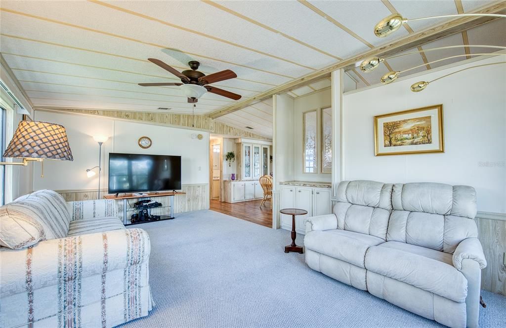 For Sale: $179,000 (2 beds, 2 baths, 1032 Square Feet)