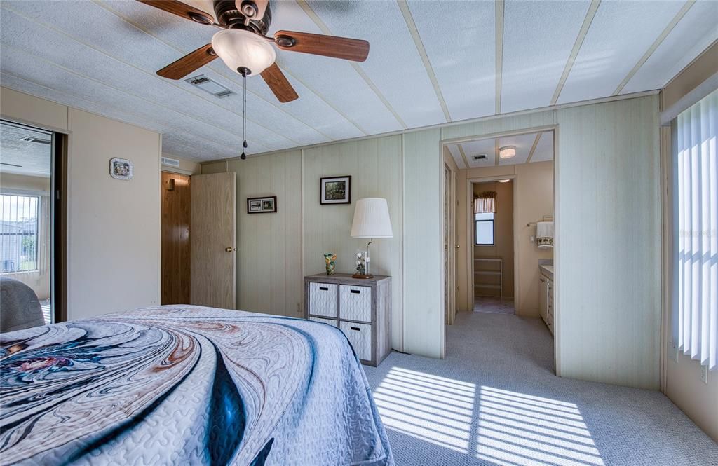 For Sale: $179,000 (2 beds, 2 baths, 1032 Square Feet)