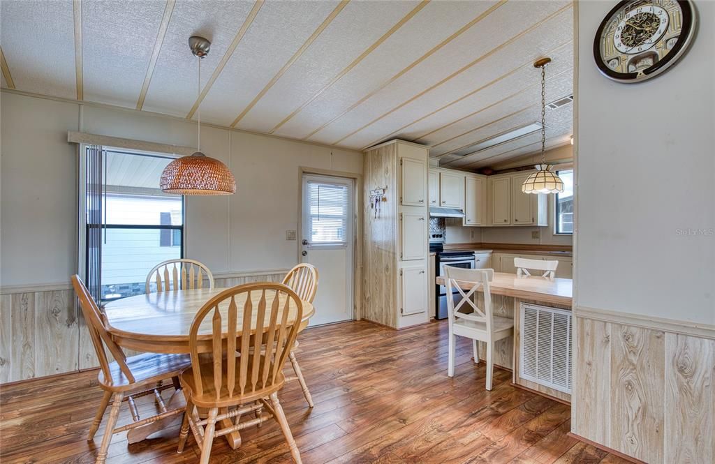 For Sale: $179,000 (2 beds, 2 baths, 1032 Square Feet)