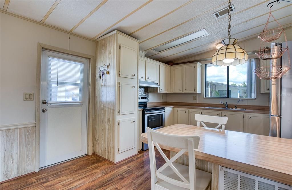 For Sale: $179,000 (2 beds, 2 baths, 1032 Square Feet)