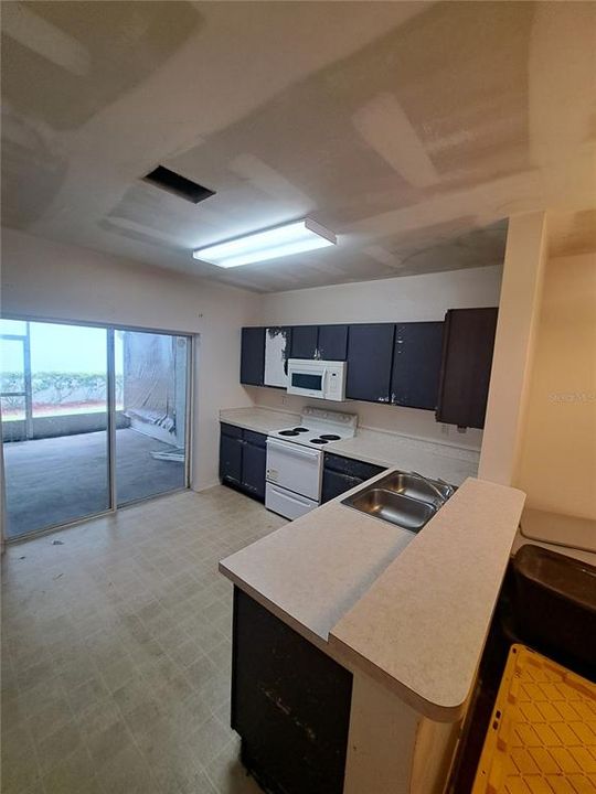 For Sale: $199,000 (2 beds, 2 baths, 1035 Square Feet)