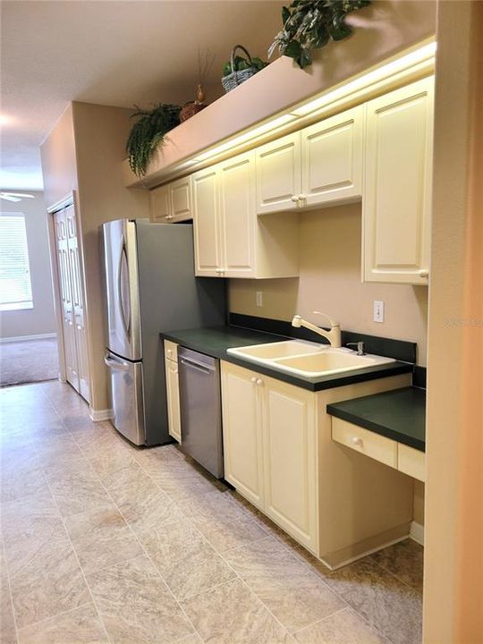 На продажу: $299,900 (2 спален, 2 ванн, 1360 Квадратных фут)