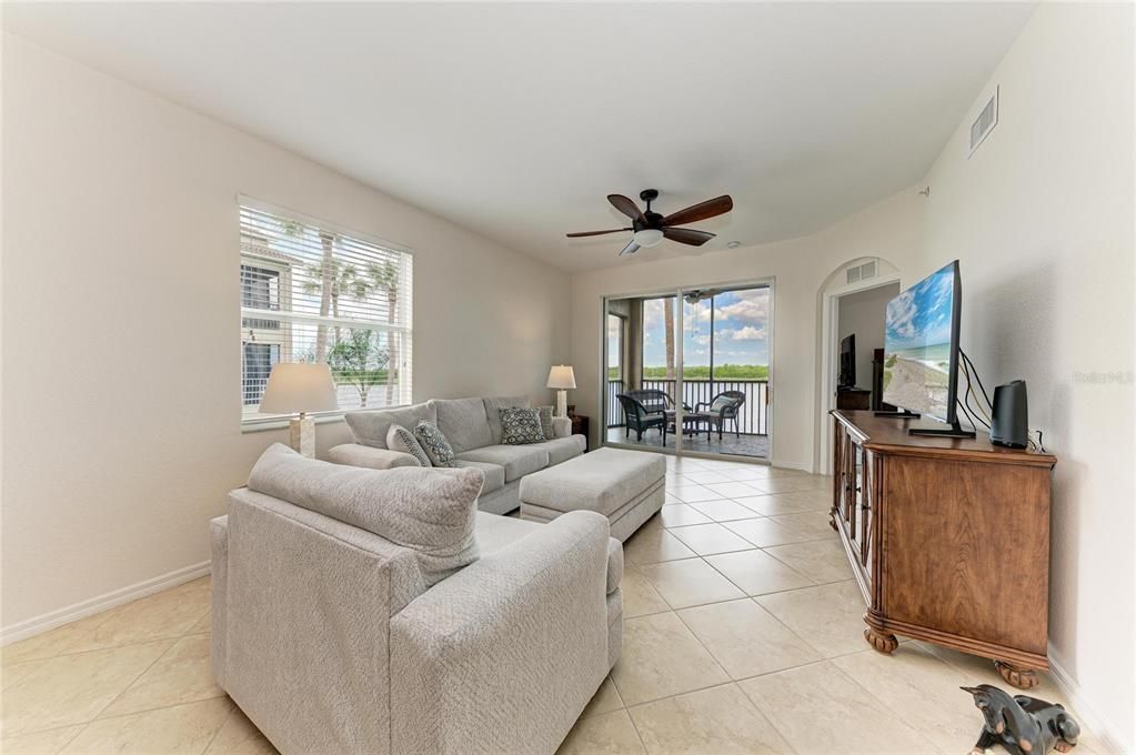 For Sale: $279,900 (2 beds, 2 baths, 1297 Square Feet)