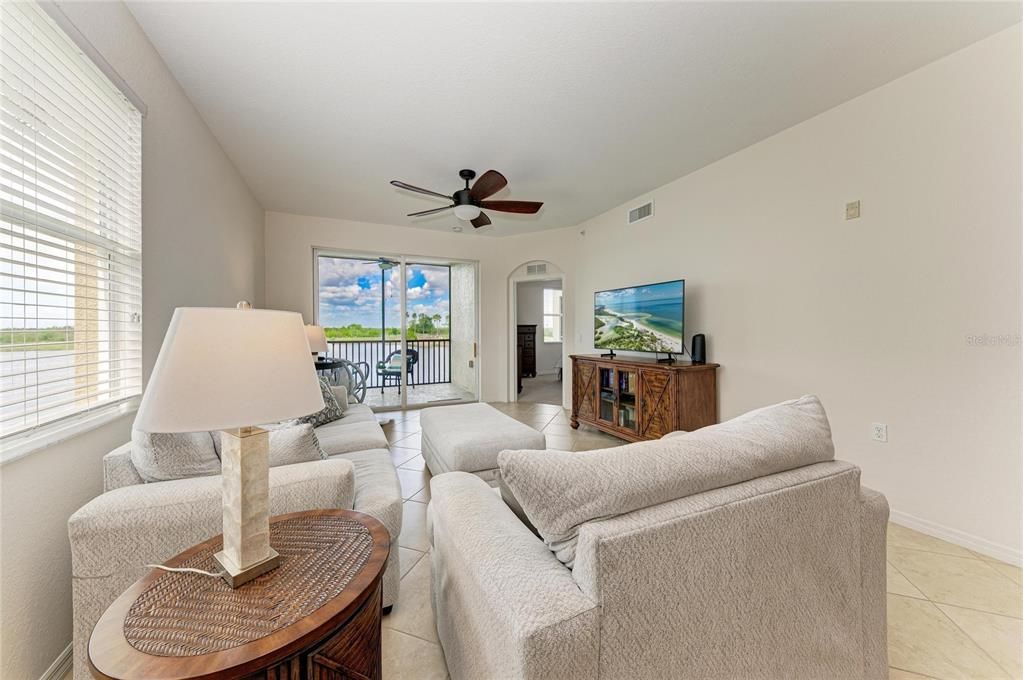 For Sale: $279,900 (2 beds, 2 baths, 1297 Square Feet)