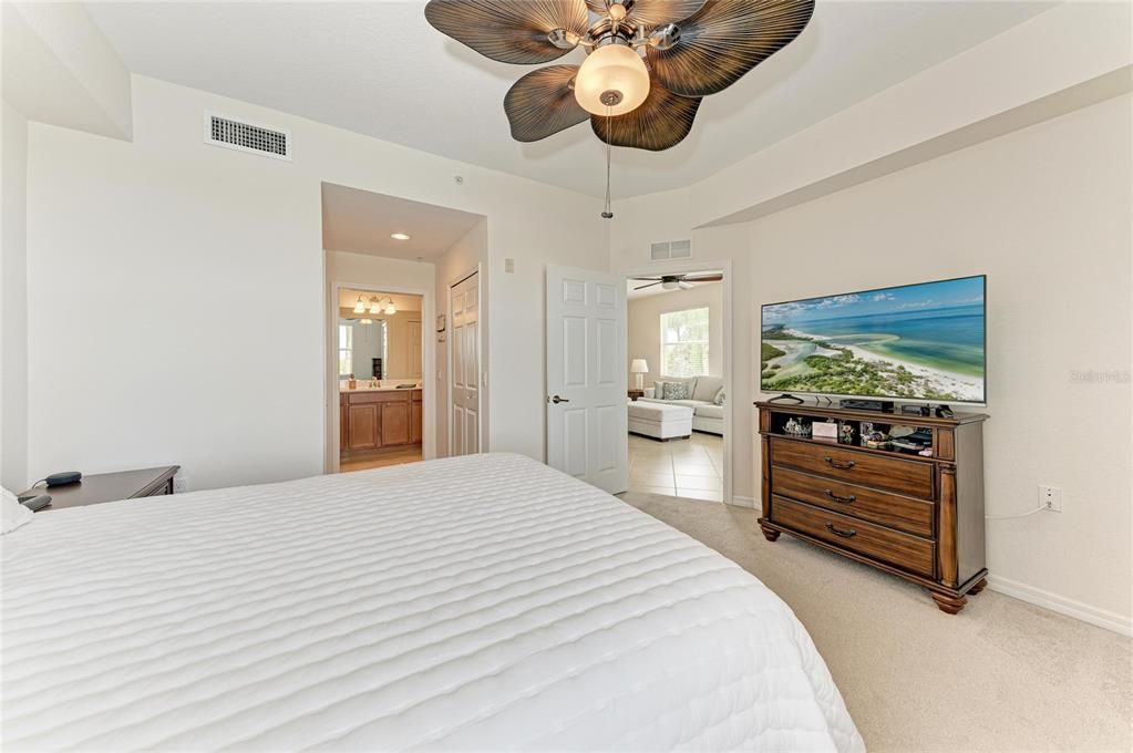 For Sale: $279,900 (2 beds, 2 baths, 1297 Square Feet)