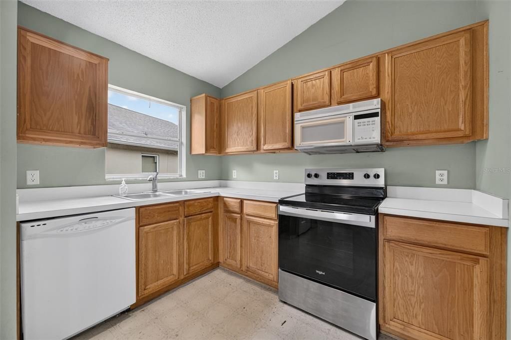 Active With Contract: $295,000 (3 beds, 2 baths, 1463 Square Feet)