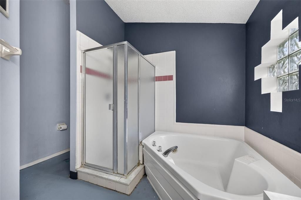 Active With Contract: $295,000 (3 beds, 2 baths, 1463 Square Feet)
