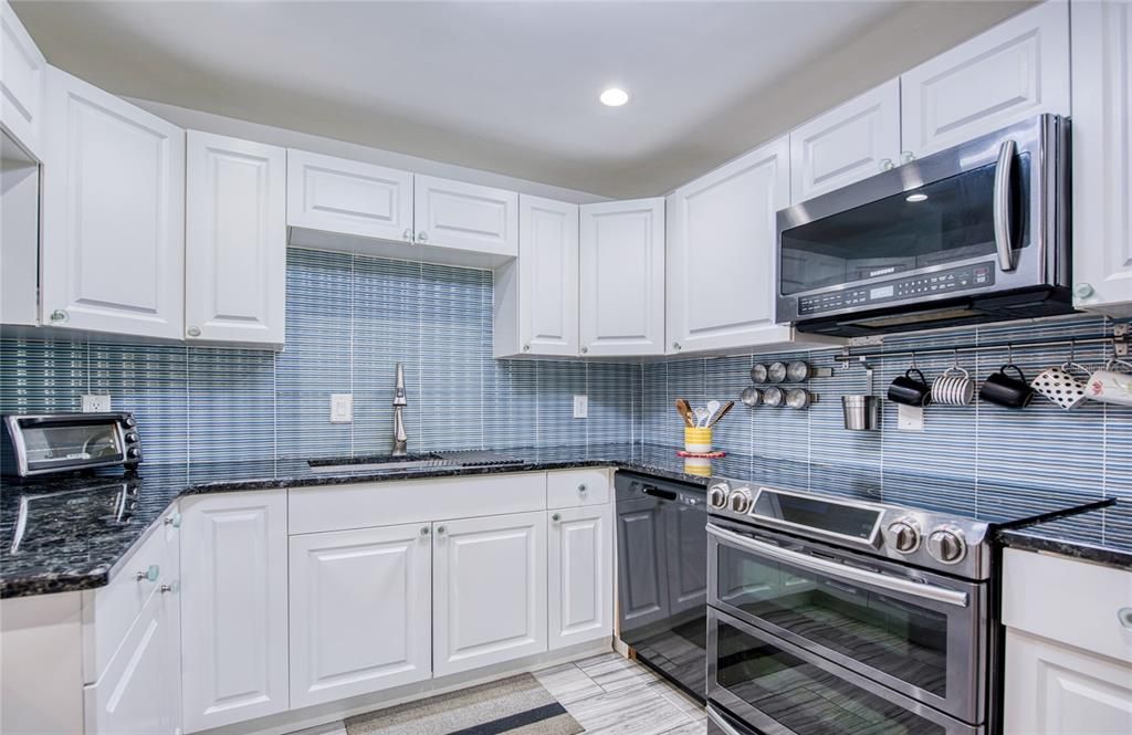 На продажу: $225,000 (2 спален, 2 ванн, 1050 Квадратных фут)