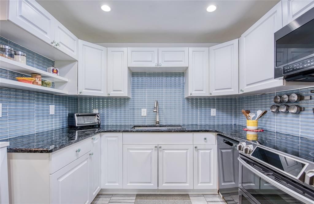 На продажу: $225,000 (2 спален, 2 ванн, 1050 Квадратных фут)