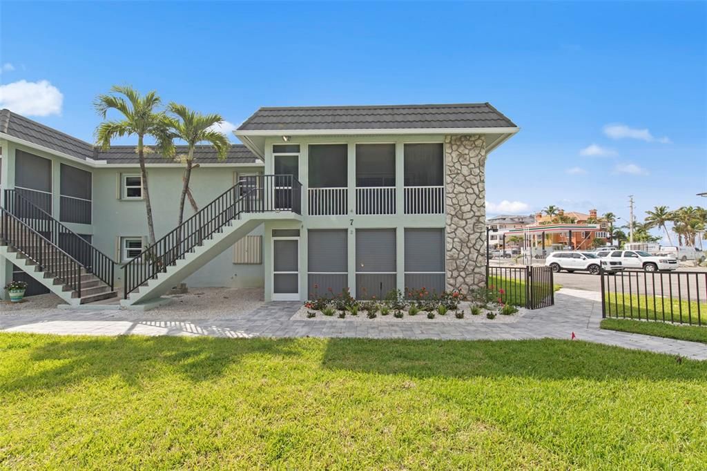 For Sale: $349,500 (2 beds, 2 baths, 1070 Square Feet)