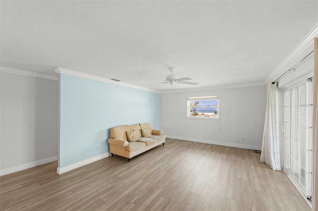 For Sale: $349,500 (2 beds, 2 baths, 1070 Square Feet)