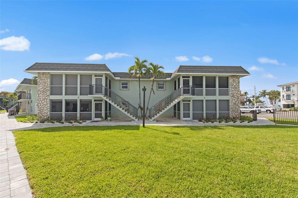 For Sale: $349,500 (2 beds, 2 baths, 1070 Square Feet)
