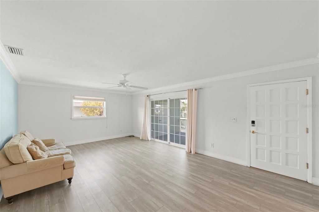 For Sale: $349,500 (2 beds, 2 baths, 1070 Square Feet)