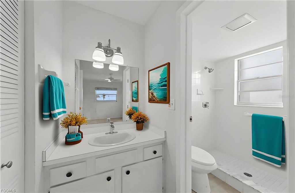 For Sale: $349,500 (2 beds, 2 baths, 1070 Square Feet)