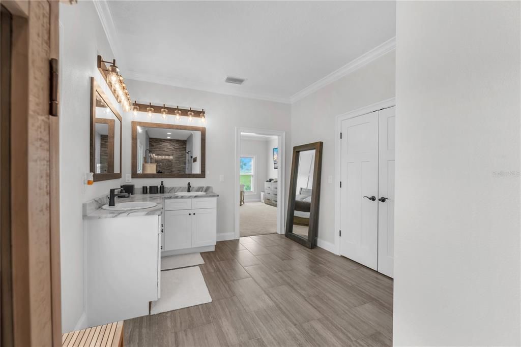 En Venta: $1,250,000 (3 camas, 3 baños, 2625 Pies cuadrados)
