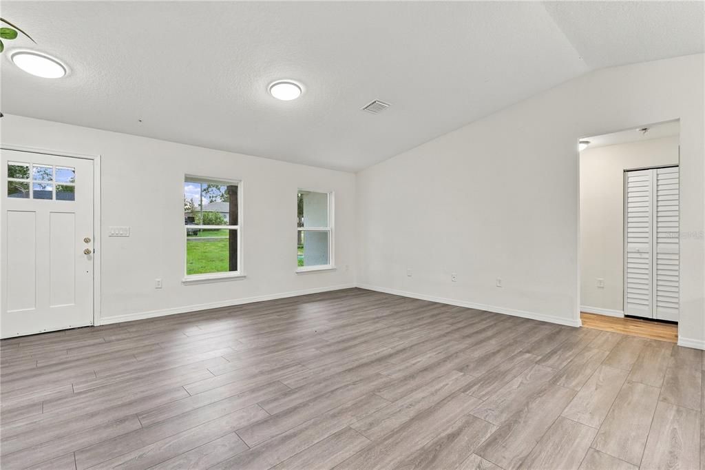 For Sale: $299,900 (3 beds, 2 baths, 1245 Square Feet)