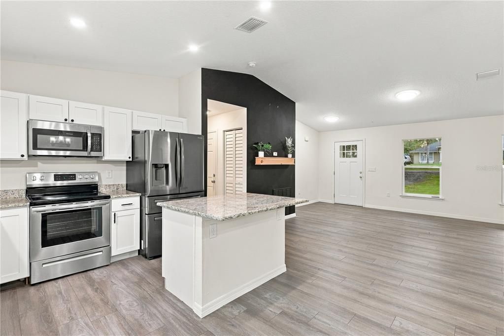 For Sale: $299,900 (3 beds, 2 baths, 1245 Square Feet)