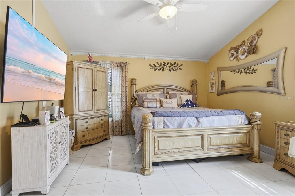 For Sale: $350,000 (3 beds, 2 baths, 1360 Square Feet)
