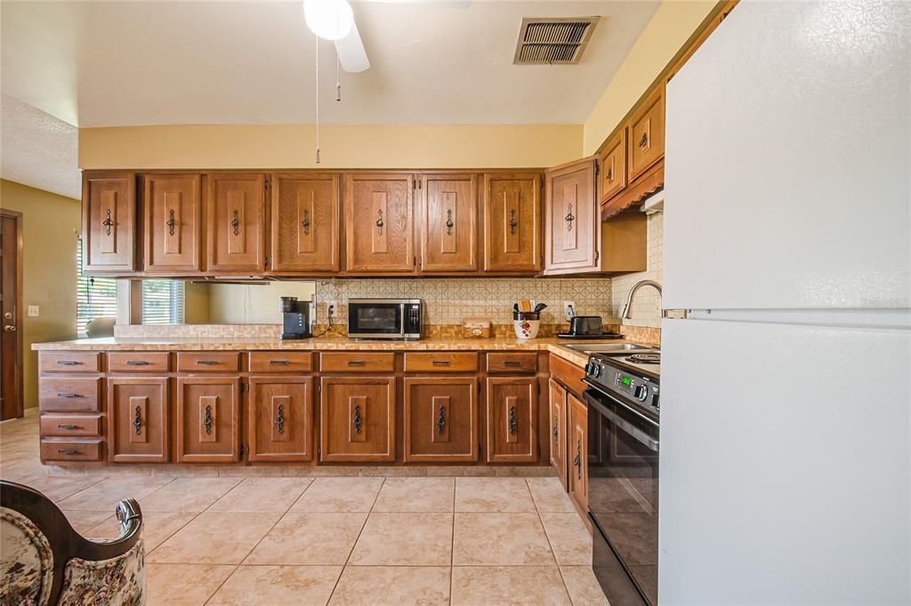 For Sale: $324,995 (4 beds, 2 baths, 1643 Square Feet)