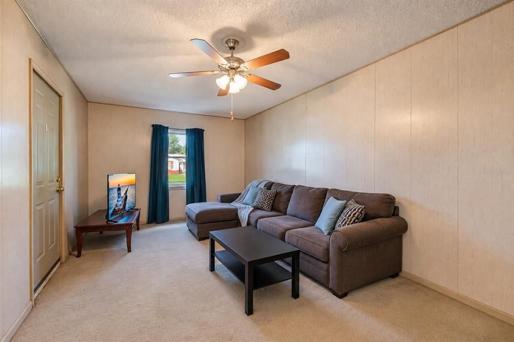 For Sale: $324,995 (4 beds, 2 baths, 1643 Square Feet)