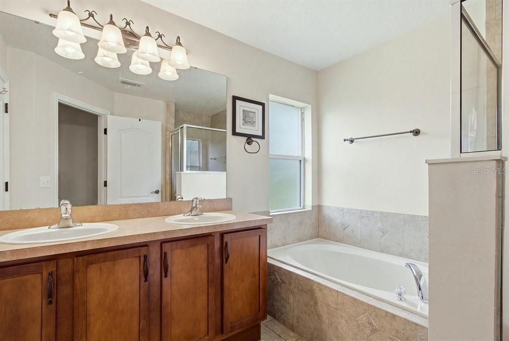 For Sale: $475,000 (4 beds, 3 baths, 2046 Square Feet)