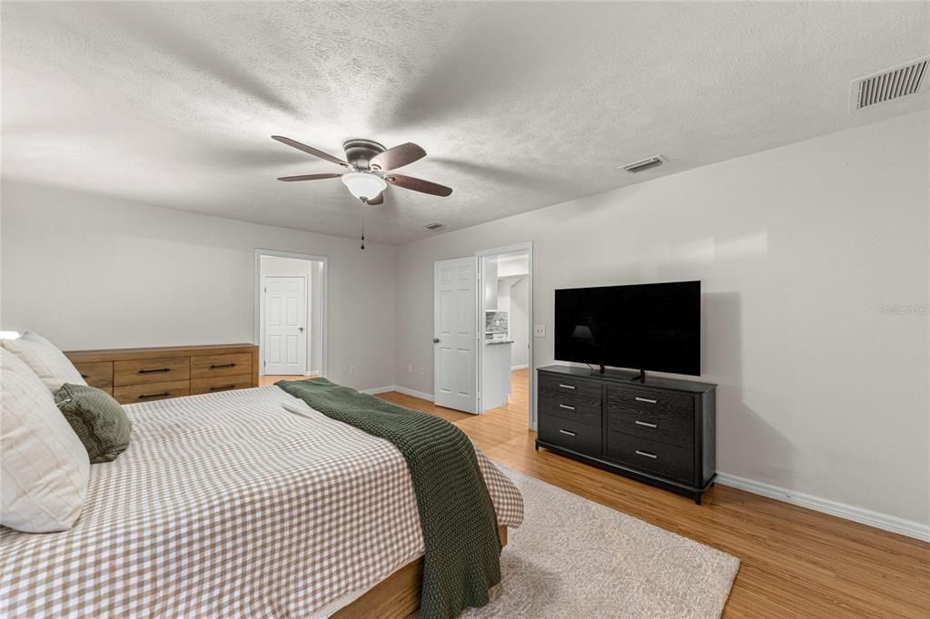 For Sale: $375,000 (3 beds, 2 baths, 1872 Square Feet)