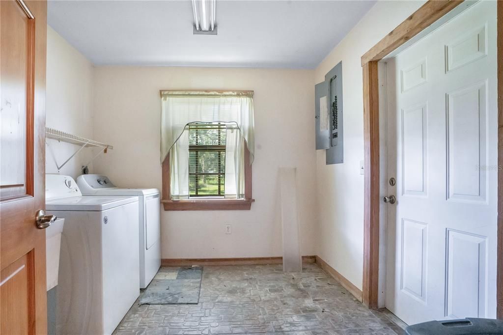 For Sale: $425,000 (2 beds, 1 baths, 1616 Square Feet)