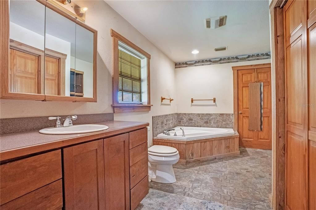 For Sale: $425,000 (2 beds, 1 baths, 1616 Square Feet)