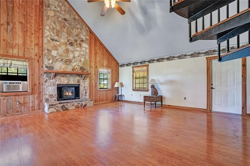 For Sale: $425,000 (2 beds, 1 baths, 1616 Square Feet)