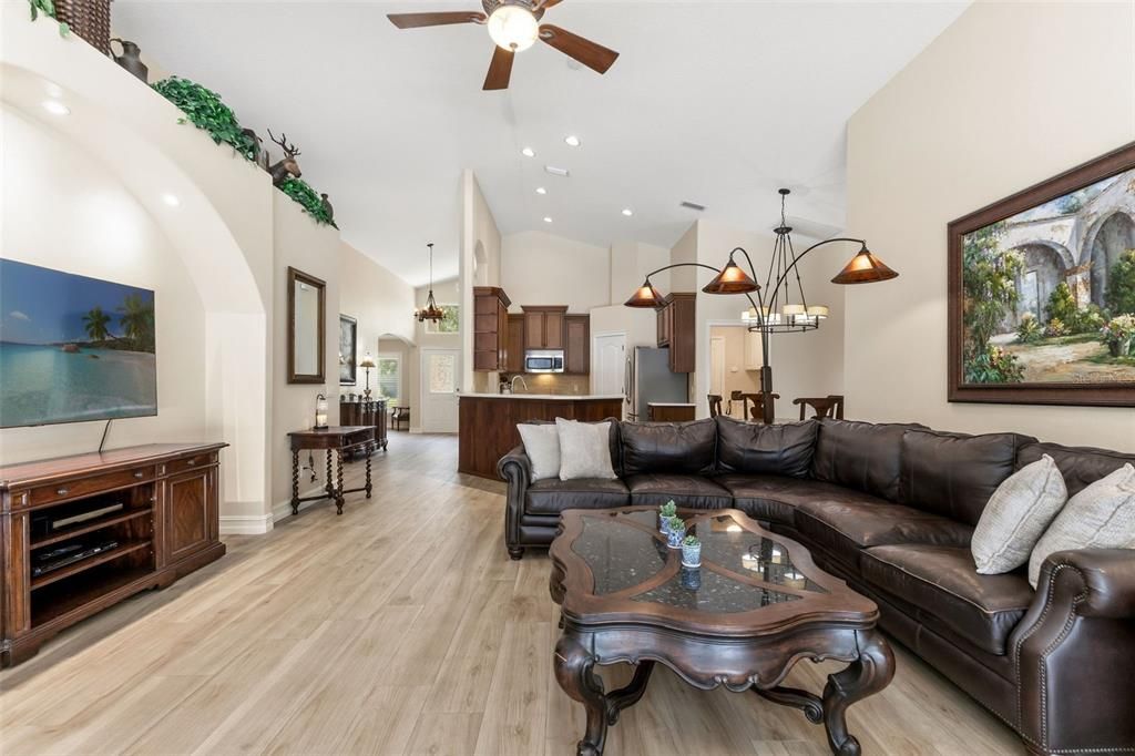En Venta: $575,000 (4 camas, 3 baños, 2135 Pies cuadrados)