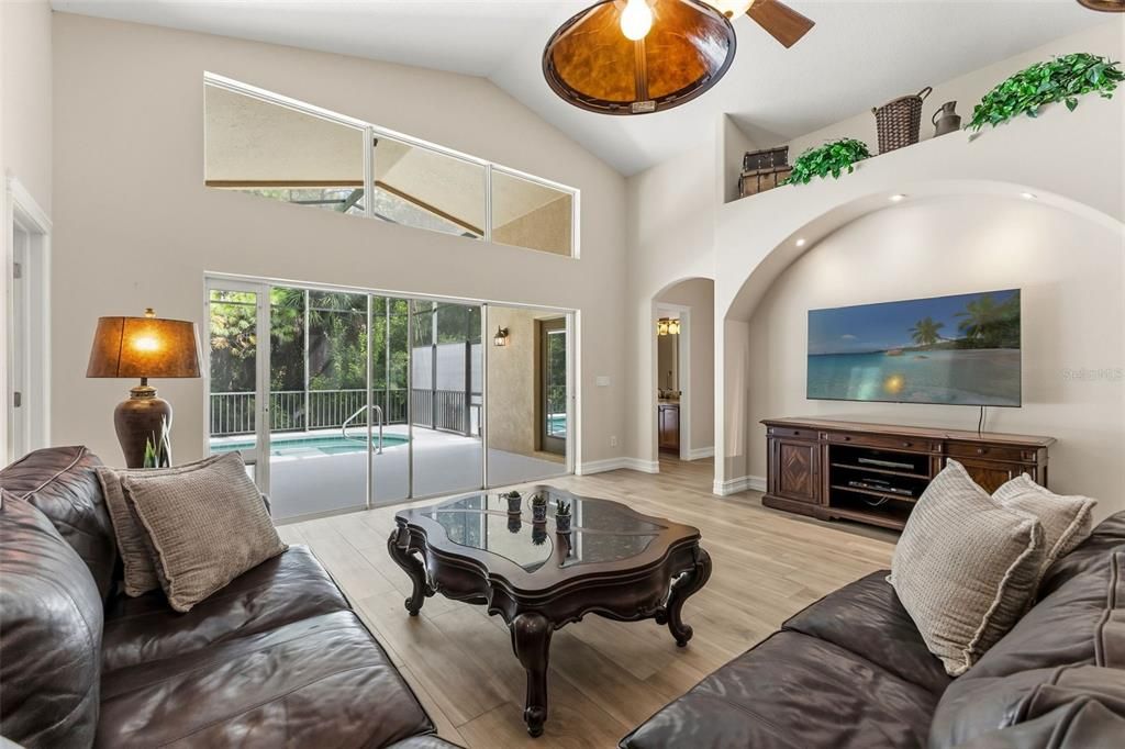 En Venta: $575,000 (4 camas, 3 baños, 2135 Pies cuadrados)