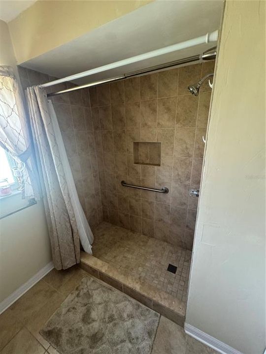 Activo con contrato: $389,000 (4 camas, 2 baños, 1645 Pies cuadrados)